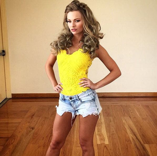 Irina no queda fuera del estilo que al parecer le gusta al actor: es rubia, de cabello largo y también es actriz.