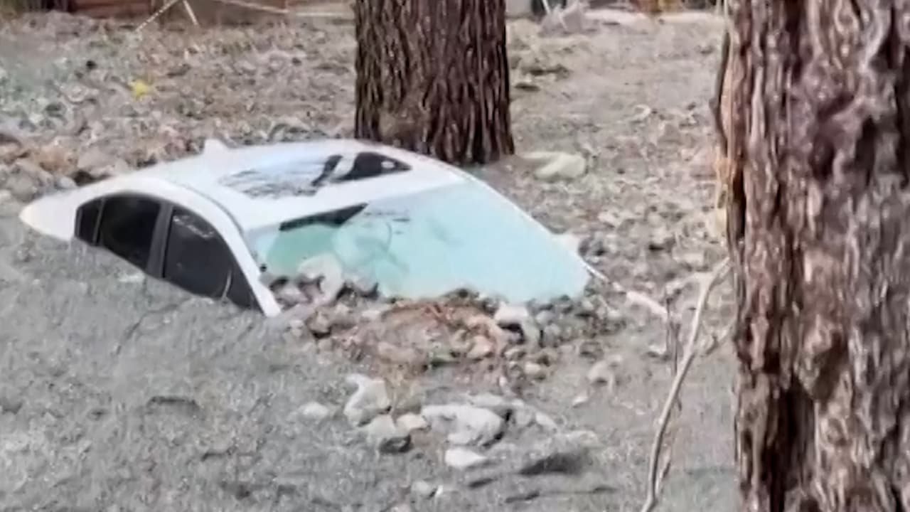 Autos enterrados y carreteras colapsadas tras las fuertes lluvias e inundaciones en California