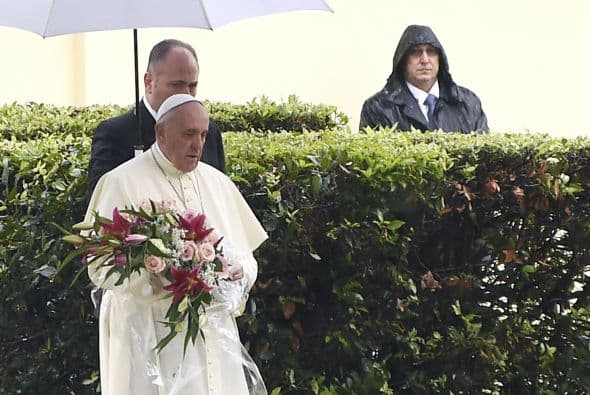 Ahí rezó en solitario frente al monumento, ante el que depositó una ofrenda floral.