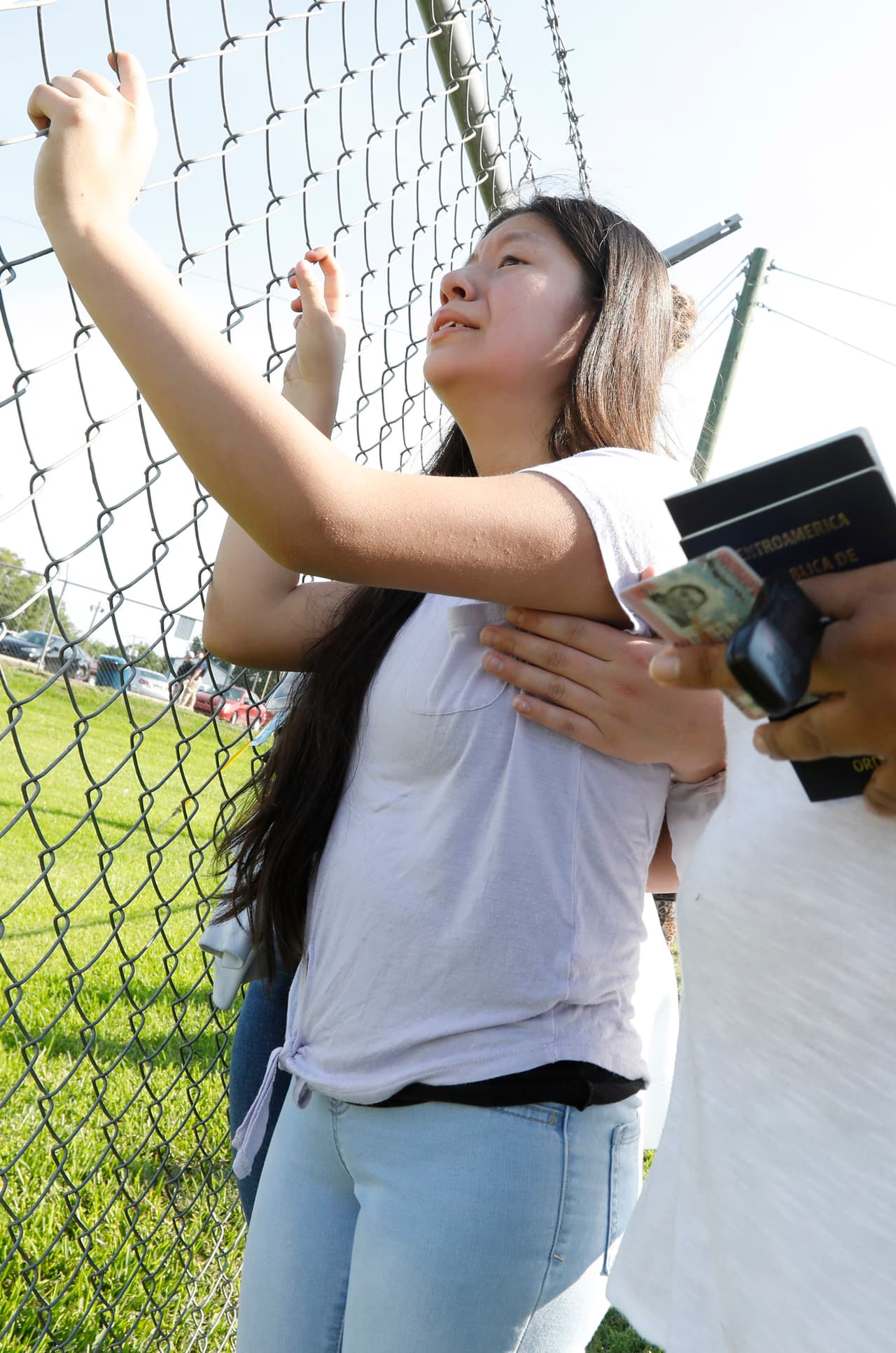 Una joven llora por su madre que fue arrestada en la planta Koch Foods Inc.