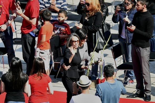 Florinda Meza vestida de negro y con lentes se matuvo seria pero saludaba a los asistentes del homenaje.