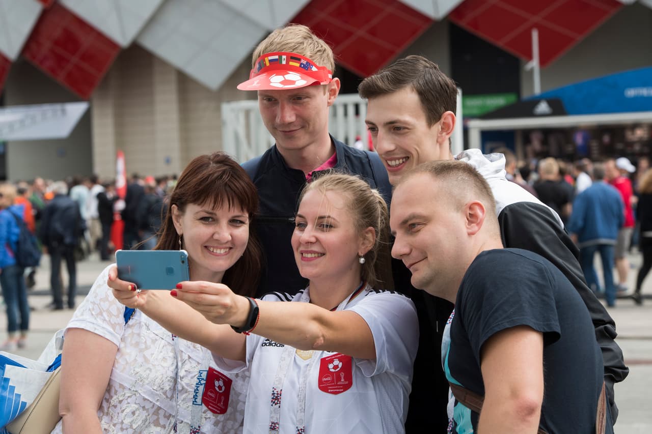 Hermosos trajes y mucho colorido de la afición en Rusia para el juego por el tercer puesto en la Copa Confederaciones.