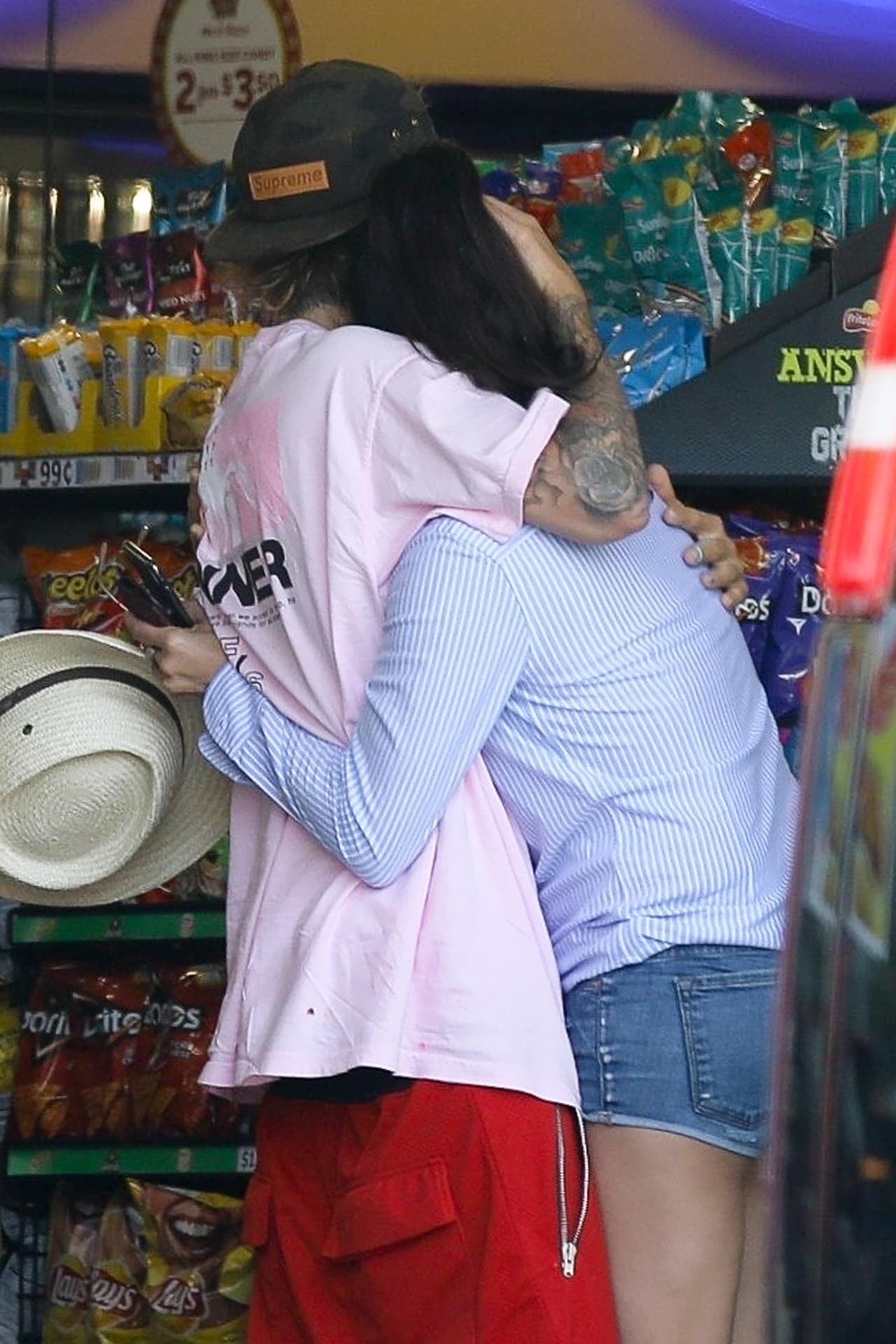 Aunque a la actriz y cantante se le vio más bien tranquila y reflexiva en su paseo, el cantante de 24 años pareció estar en ánimos de fiesta y estuvo muy bien acompañado por una morena.