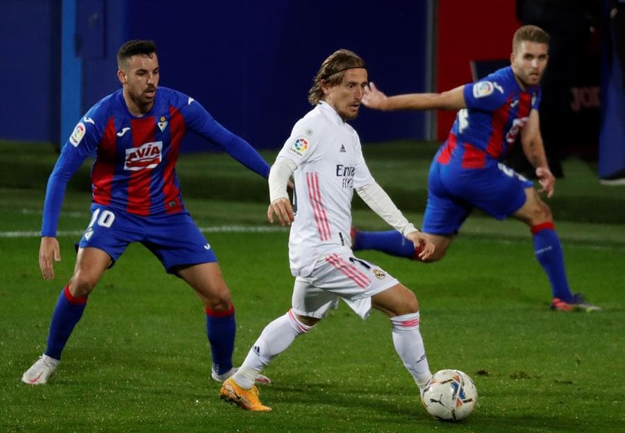 Real Madrid se impone ante el Eibar 3-1 en la Jornada 14 de LaLiga. Karim Benzemá abrió el marcador al minuto 6, cuando seguido cayó el gol de su compañero Luka Modric. Kike García, al minuto 28, anotaba el único tanto para los 'Armeros' y es hasta el minuto 92 cuando Lucas Vázquez pone la cereza en el pastel para el triunfo del equipo merengue.