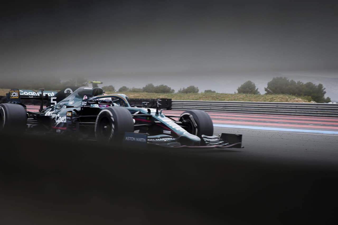 Sergio 'Checo' Pérez logra subir al podio en la Formula 1 junto a su compañero de Red Bull, Max Verstappen, y Lewis Hamilton. El mexicano llegó en tercera posición, mientas que el piloto británico se adjudicó la segunda plaza. El neerlandés fue campeón del Gran Premio de Francia y fue nombrado piloto del día.