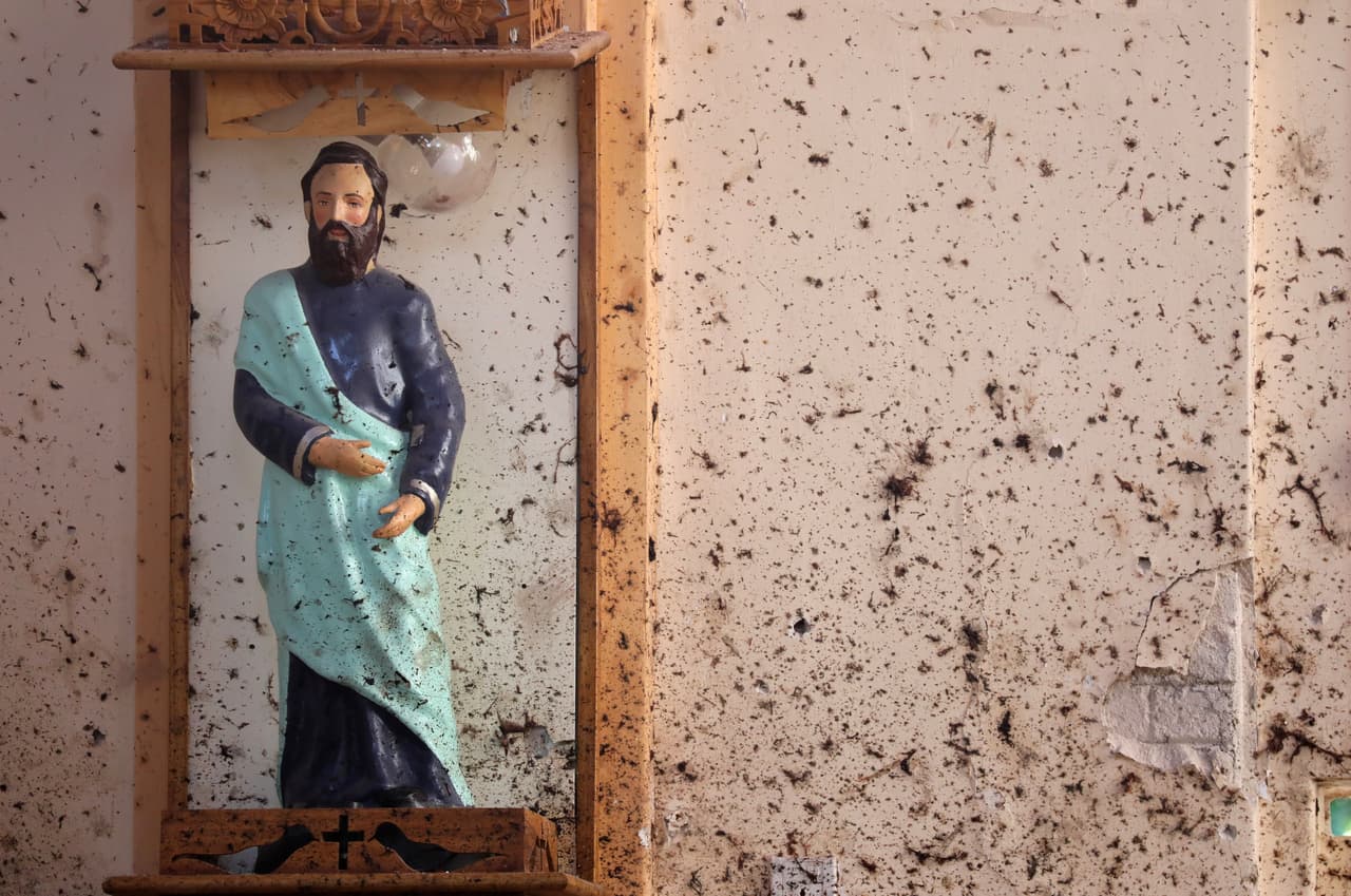 Una figura de un Cristo bañado con la sangre de víctimas del ataque en la iglesia de San Patricio, en Negambo, Sri Lanka.