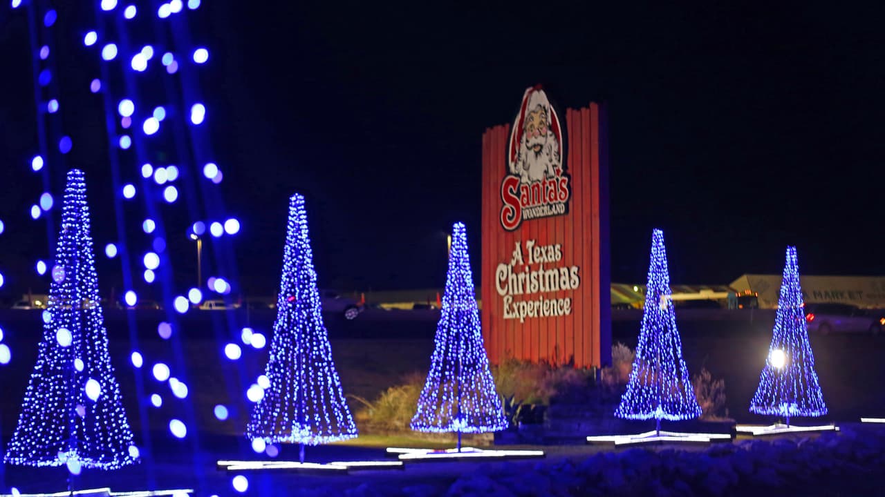 El pueblito de Papá Noel (Santa's Wonderland) queda en College Station, una ciudad ubicada al noroeste de Houston y al este de Austin. Desde el centro de Houston, el recorrido en auto toma alrededor de una hora y media. La dirección exacta es: 18898 Hwy 6, College Station, TX 77845.