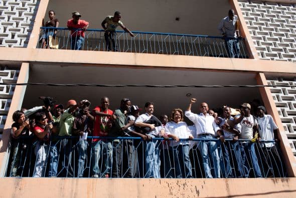 Las manifestaciones callejeras para exigir la anulación de los comicios duraron hasta la noche del domingo. Sin embargo, el gobierno no respondió de inmediato a las críticas.
