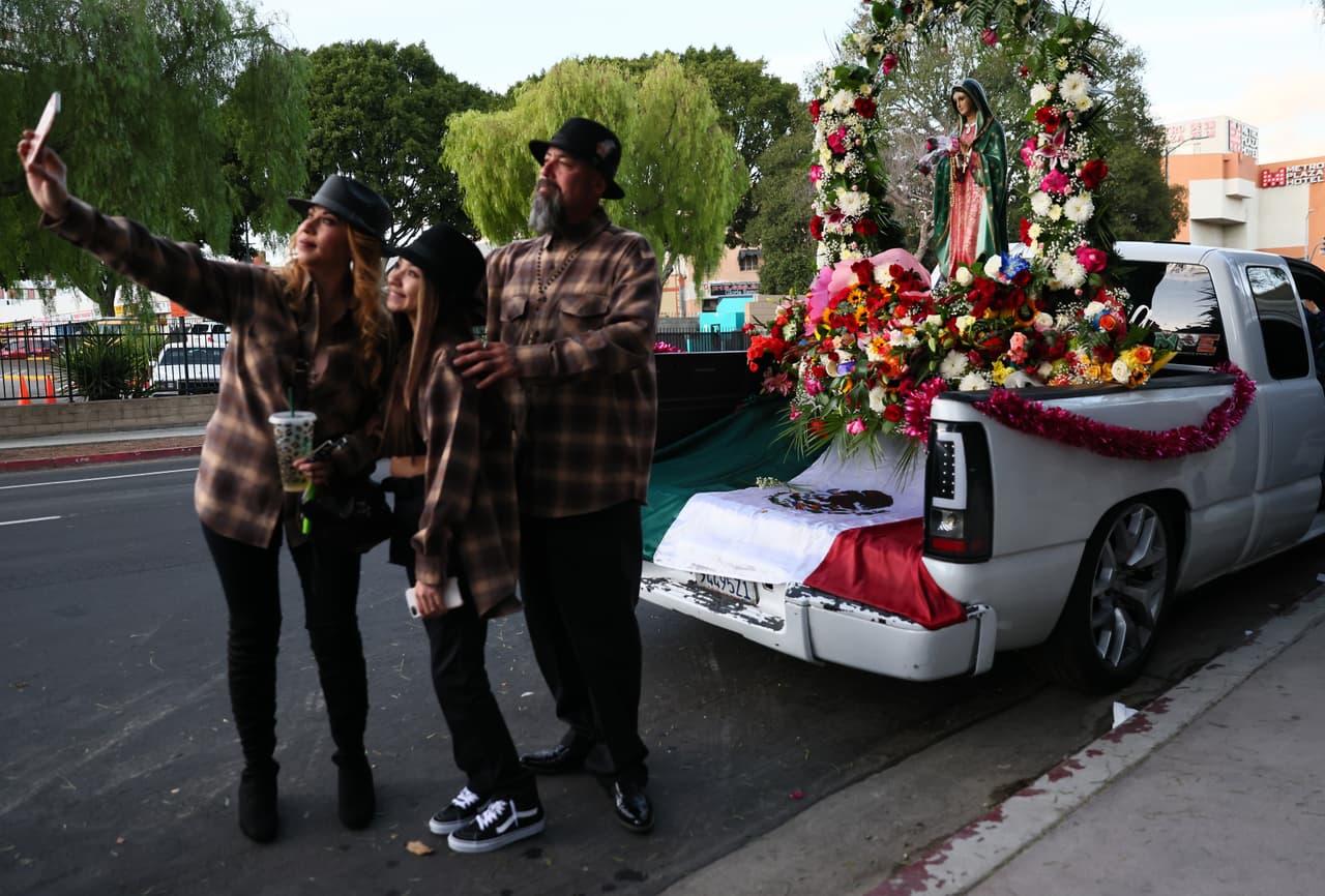 Otras manifestaciones de devoción por la patrona de México se vieron en las distintas caravanas en su honor, que salieron de varios puntos de la ciudad.