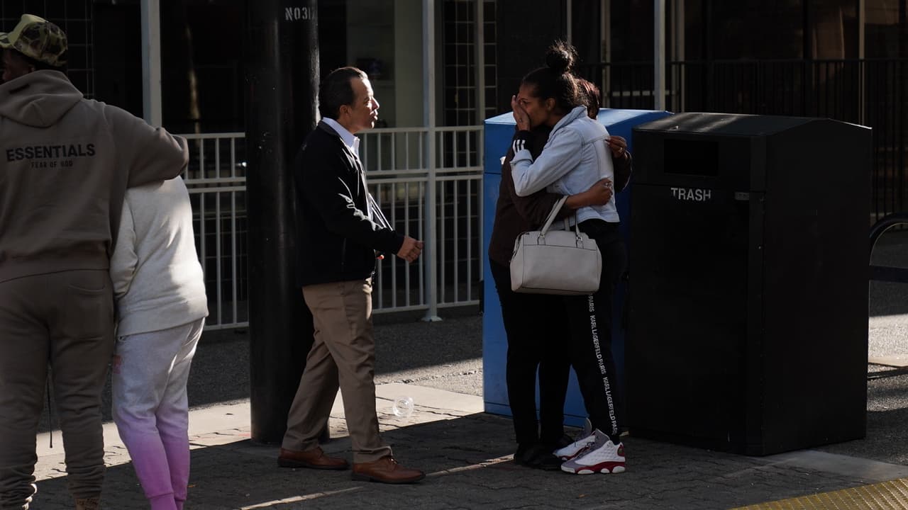 Los familiares de las personas que se encontraban en la zona se reunieron para buscar información sobre sus seres queridos.