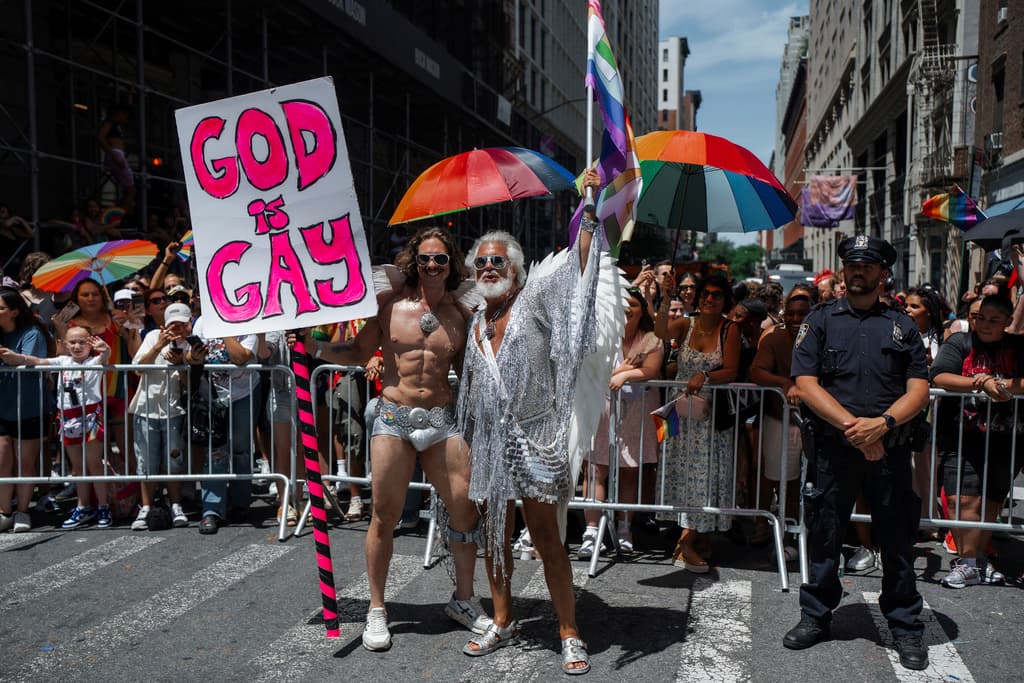 Como es tradición en la Ciudad de Nueva York, este último domingo de junio, la comunidad LGBTQ+ celebró el
<b><a href="https://www.univision.com/local/nueva-york-wxtv/desfile-orgullo-gay-lgbt-nueva-york-2022" target="_blank">Desfile de Orgullo</a></b>, con la participación de 65 carrozas y más de 75,000 personas, que enviaron mensajes provocadores a otras miles de que les esperaban a través de
<b>la Quinta Avenida, en Manhattan</b>.