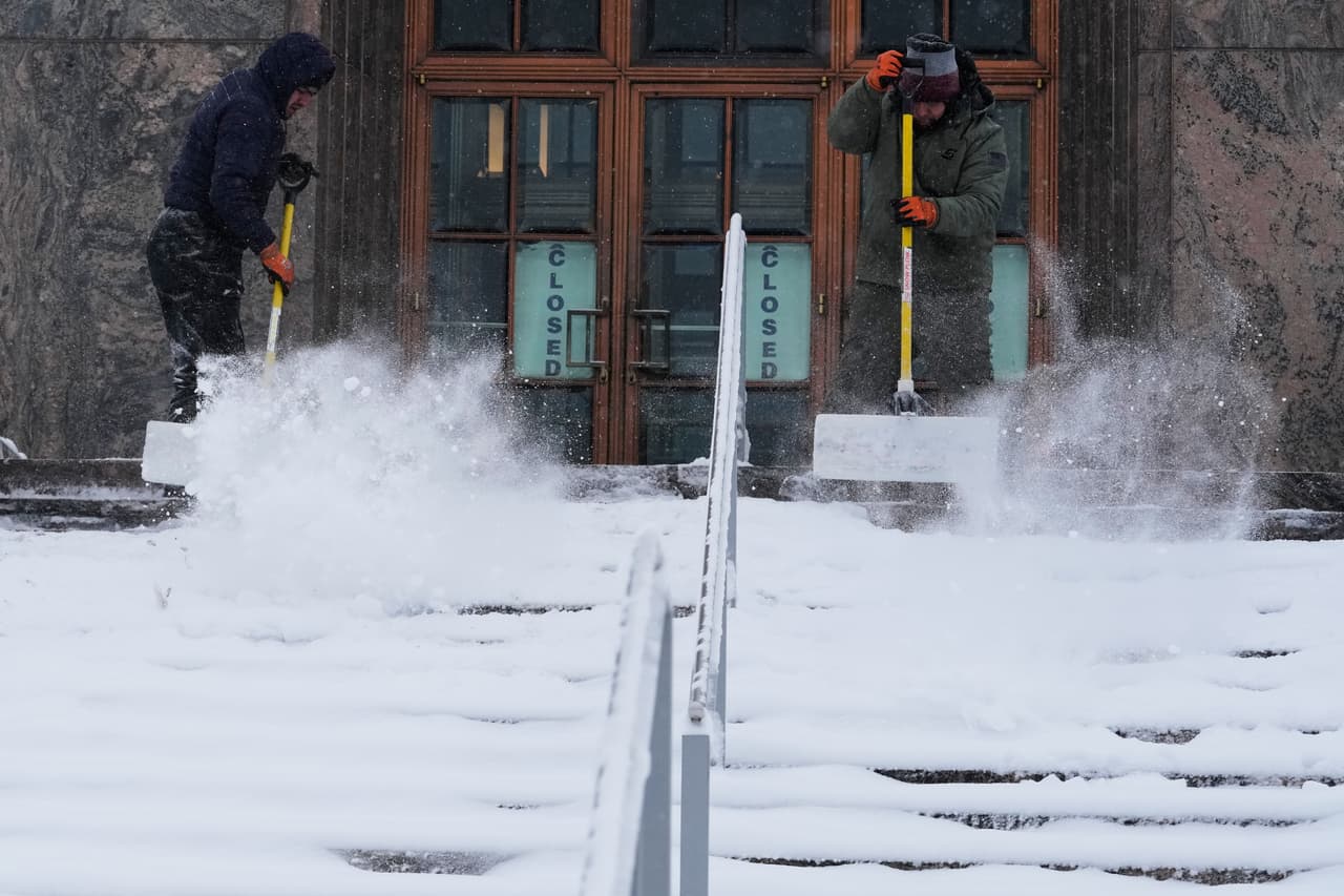 A estas condiciones se suma una 
<b>'Advertencia por Frío'</b> que entrará en vigor a partir de la medianoche de hoy para todos los condados. 
<br>
<br>Esta advertencia permanecerá activa 
<b>hasta las 12:00 del mediodía del lunes</b>, ante el marcado descenso de temperaturas y el aumento del viento.