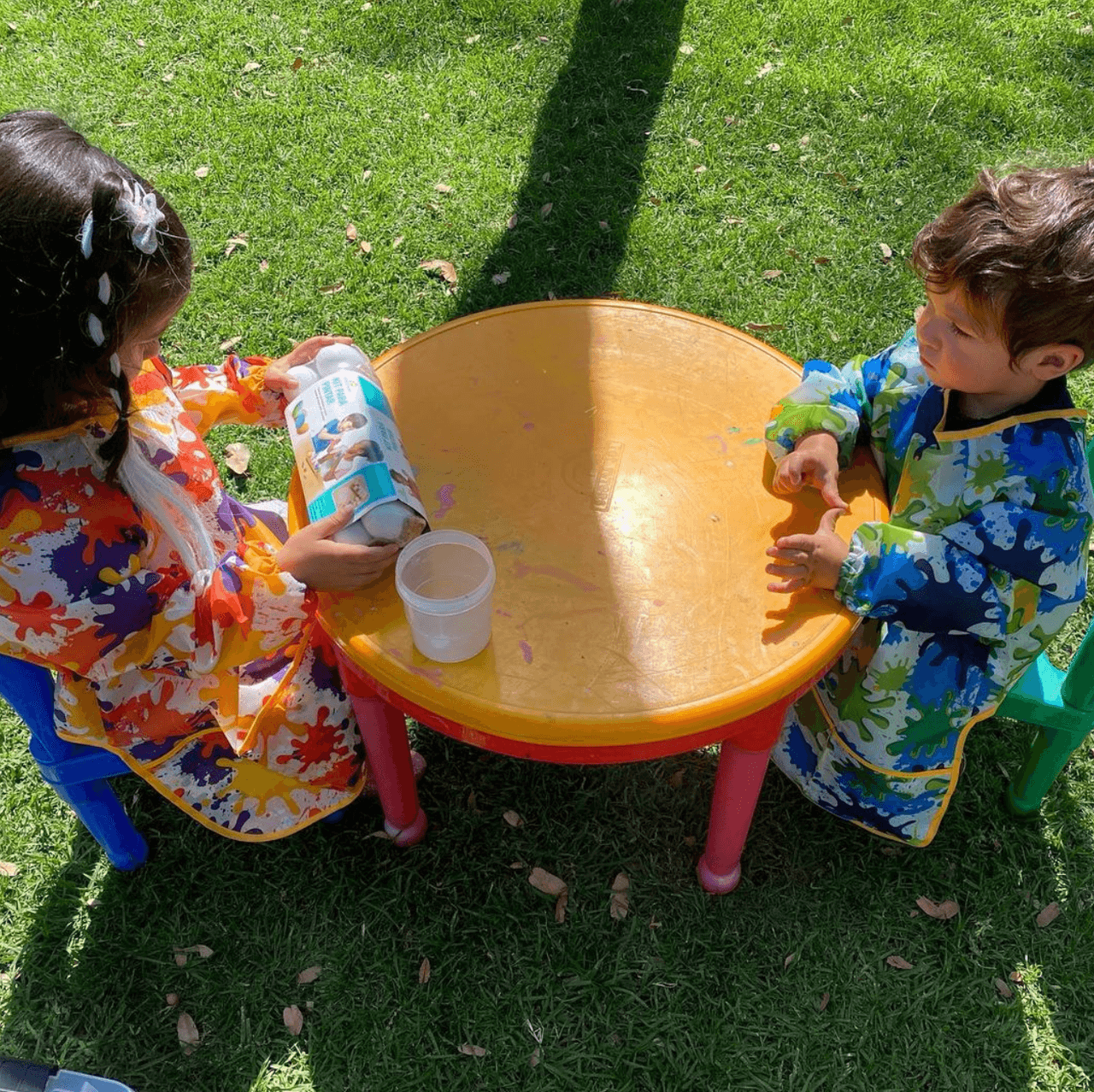 Y al igual que a su hermana, le gusta brincar, cantar y pintar.