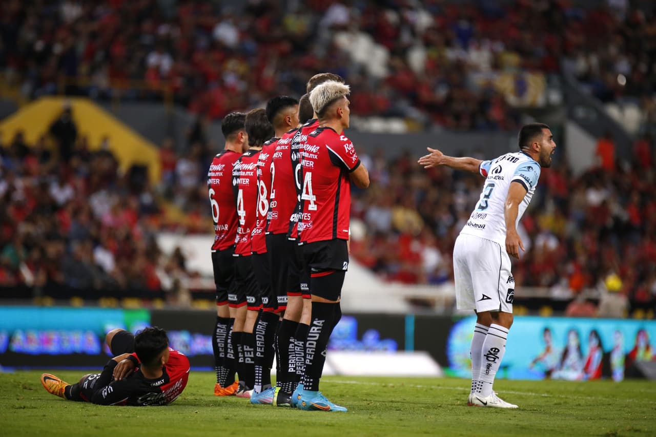 Mazatlán FC sorprendió y venció 1-2 al Atlas en el Estadio Jalisco en la Jornada 14 con doblete de Gonzalo Sosa.