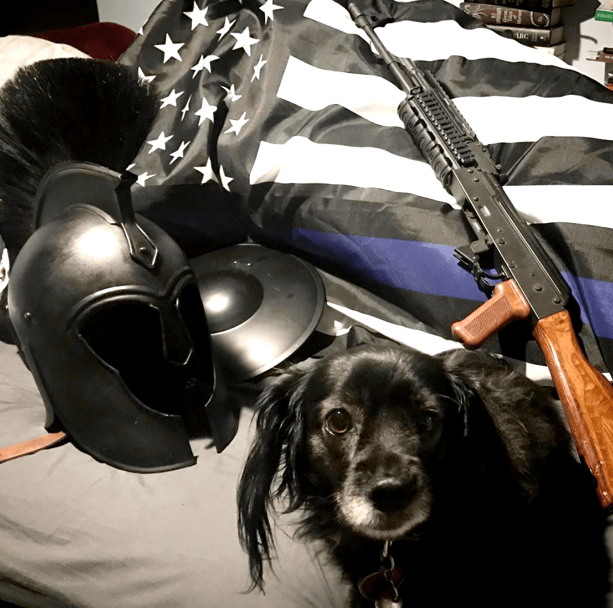 El casco de guerrero, el fusil de asalto y la bandera negra de EEUU que posee Cadavid.