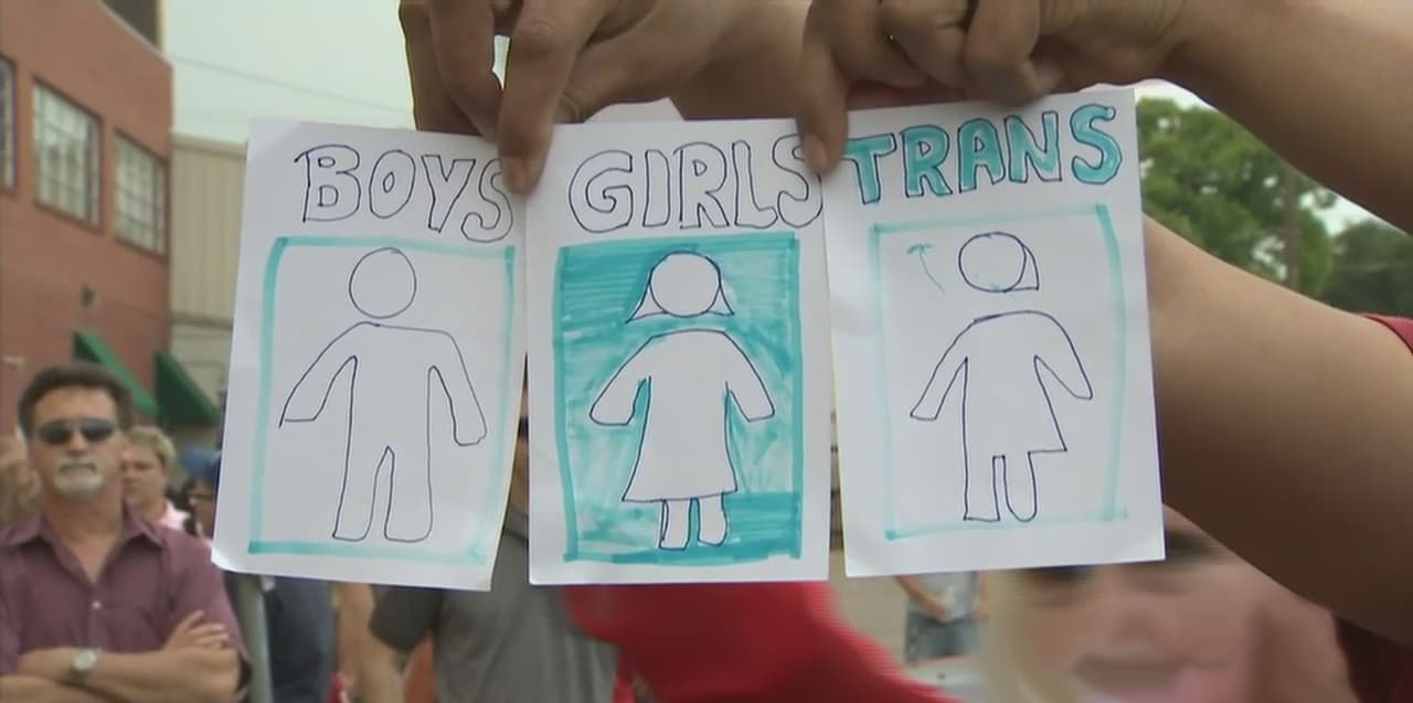 Vicegobernador de Texas pide a distritos escolares que ignoren orden sobre baños transgénero