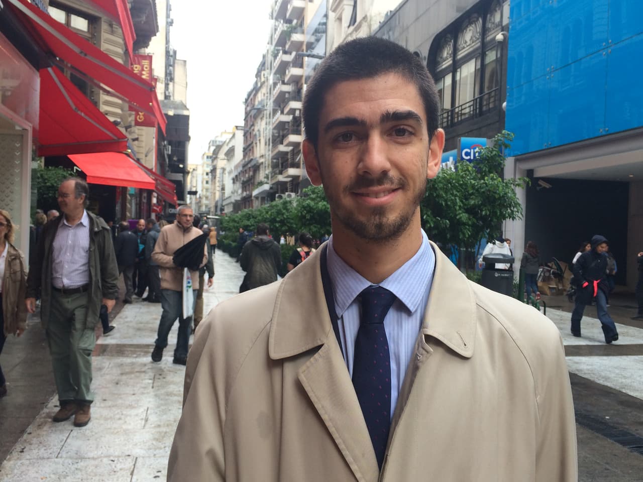 “Me parece terrible que nuestros dirigentes estén cuestionados siempre. Tiene que ver con una forma de ‘ser argentino’ y es una cultura que lleva mucho tiempo cambiar. Y la corrupción está también dentro del poder judicial”, comentó Gonzalo, un joven abogado. “El culto al personalismo en Argentina es algo que hay que desterrar. Las ideas políticas no tienen dueño”.