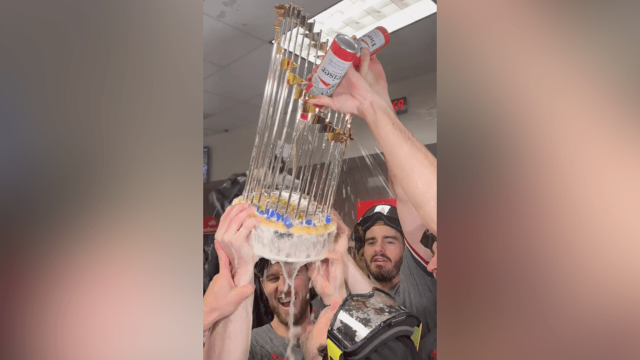 En el Clubhouse de los Texas Rangers, los jugadores estaban festejando aventando cerveza y "bañando a la copa".