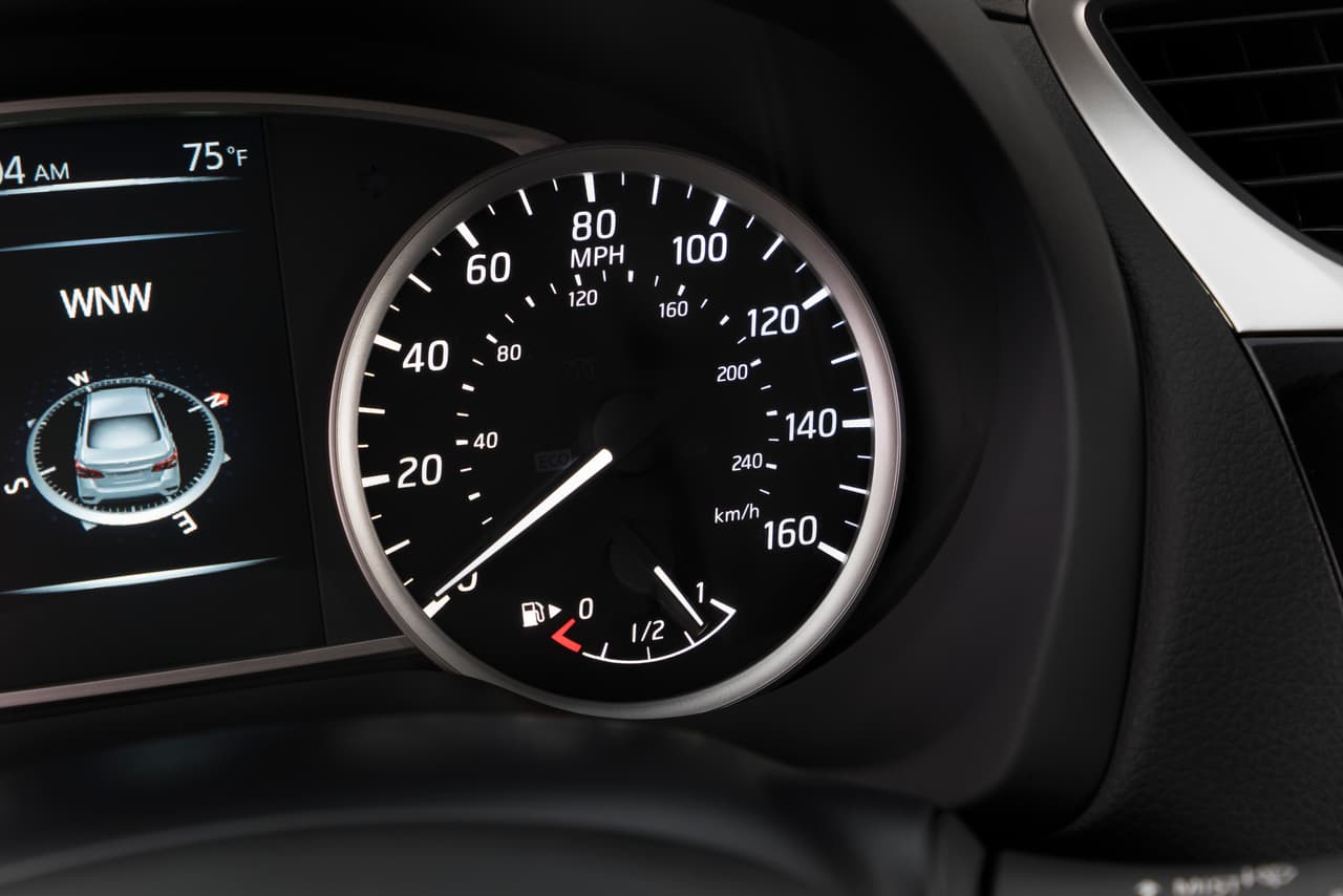 En el centro del panel de instrumentos del Nissan Sentra SR Turbo 2017 se encuentra una pantalla LED configurable de información para el conductor, un accesorio indispensable en los automóviles modernos.