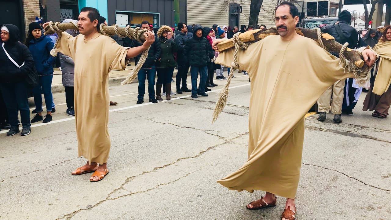 Para la simbólica y solemne representación se cuidaron todos los detalles, desde el vestuario hasta los permisos y la seguridad que permiten que la procesión se extendiera por casi dos millas. Desafiando el frío y los fuertes vientos, hasta Pilsen llegaron personas de suburbios como Aurora, Naperville o Cicero.