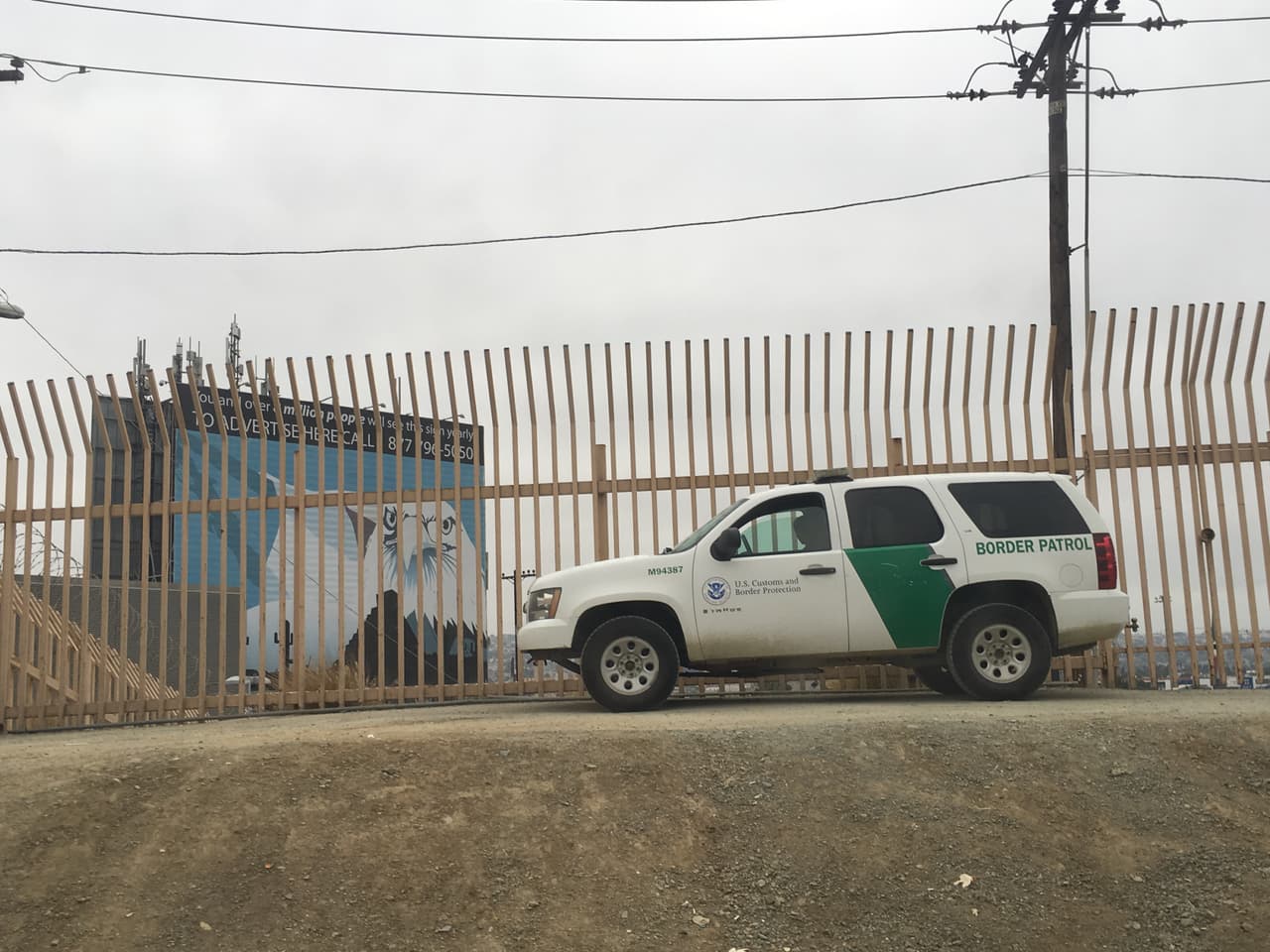 Un vehículo de la Patrulla Fronteriza apostado cerca de la garita de San Ysidro, el cruce fronterizo más activo del mundo.
