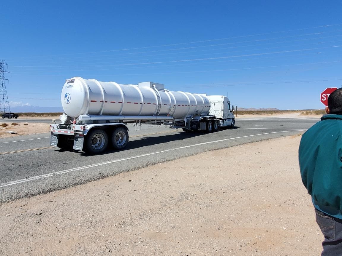 Kelly Gregg, vicepresidente de la compañía, afirma que llegaron a espiar un camión cisterna del tamaño de los que mueven combustible.