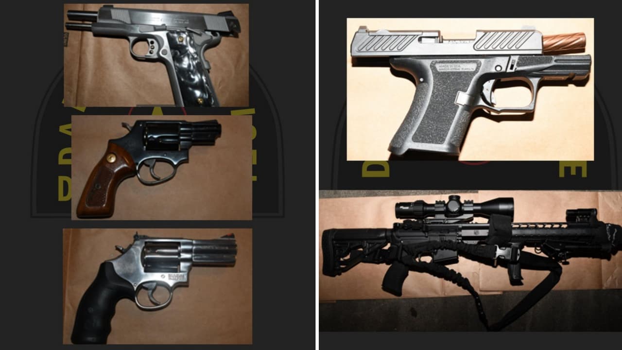 <h3 class="cms-H3-H3">Cómo comenzó la investigación</h3> La investigación que llevó hasta Robinson inició el 17 de febrero, cuando la Policía de Irving emitió un boletín sobre una GMC Yukon que 
<b>circulaba con una placa robada del gobierno de Estados Unidos.</b> 
<br>Detectives de la Unidad de Inteligencia y de la Unidad de Fugitivos de Dallas identificaron al sospechoso y determinaron 
<b>que operaba varios vehículos con placas gubernamentales robadas. </b>
<br>Entre ellos estaban esa camioneta, 
<b>una Ford F 250 y un Dodge Charger. </b>
<br>Según la policía, Robinson
<b> tenía múltiples órdenes de arresto por delitos graves</b> y una orden adicional por violar su libertad condicional.