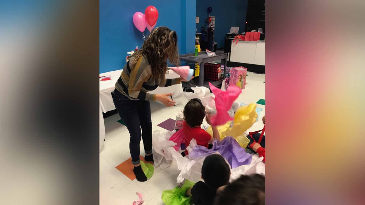 La mujer originaria de Monterrey, Nuevo León, México, vive en los Estados Unidos desde hace 11 años, trabaja en el distrito escolar de Alvin desde hace 5 y para ella es una bendición poder ayudar a los estudiantes, con quienes tiene muy buena relación. “Me fascinan los niños y este trabajo me permite hacer algo por ellos”, agregó la Mccool.