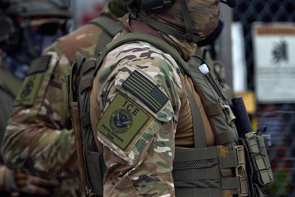 Confrontación de ICE en hospital de Chicago: ¿Pueden agentes migratorios hacer arrestos en áreas sensibles?