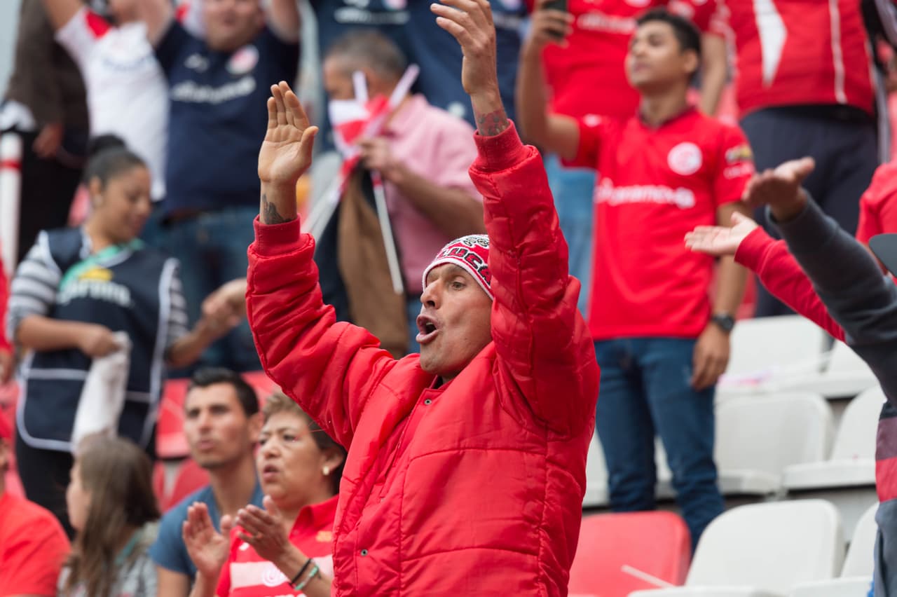 Con la ventaja de ser locales, los aficionados del Necaxa fueron los que primero llegaron al estadio Victoria pero al final se llenó de color y buen ambiente junto a los fanáticos del Toluca.