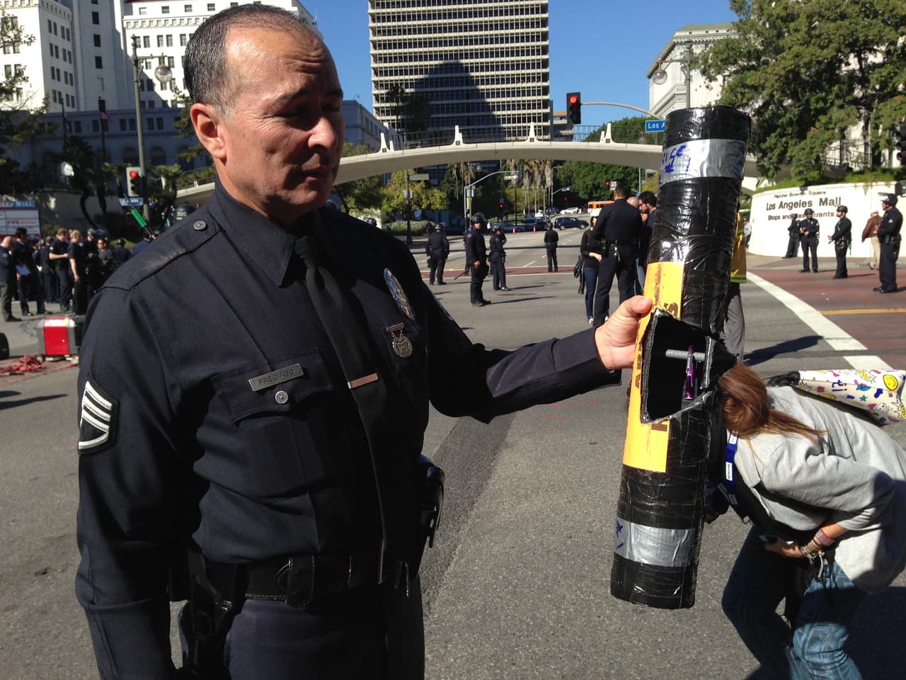 El oficial Preciado mostró a los medios de comunicación la herramienta que utilizaron los manifestantes para enlazarse el uno con el otro.