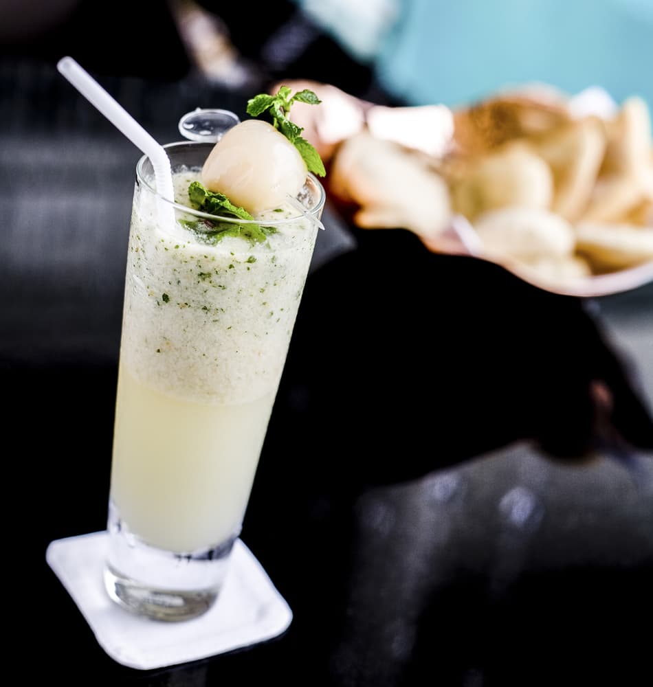 En un vaso collins lleno de hielo, añade la bebida que obtuviste después de mezclar todos los ingredientes en una coctelera. Puedes adornar con rodajas de piña y limón, aparte de verse muy linda, te sabrá a gloria.