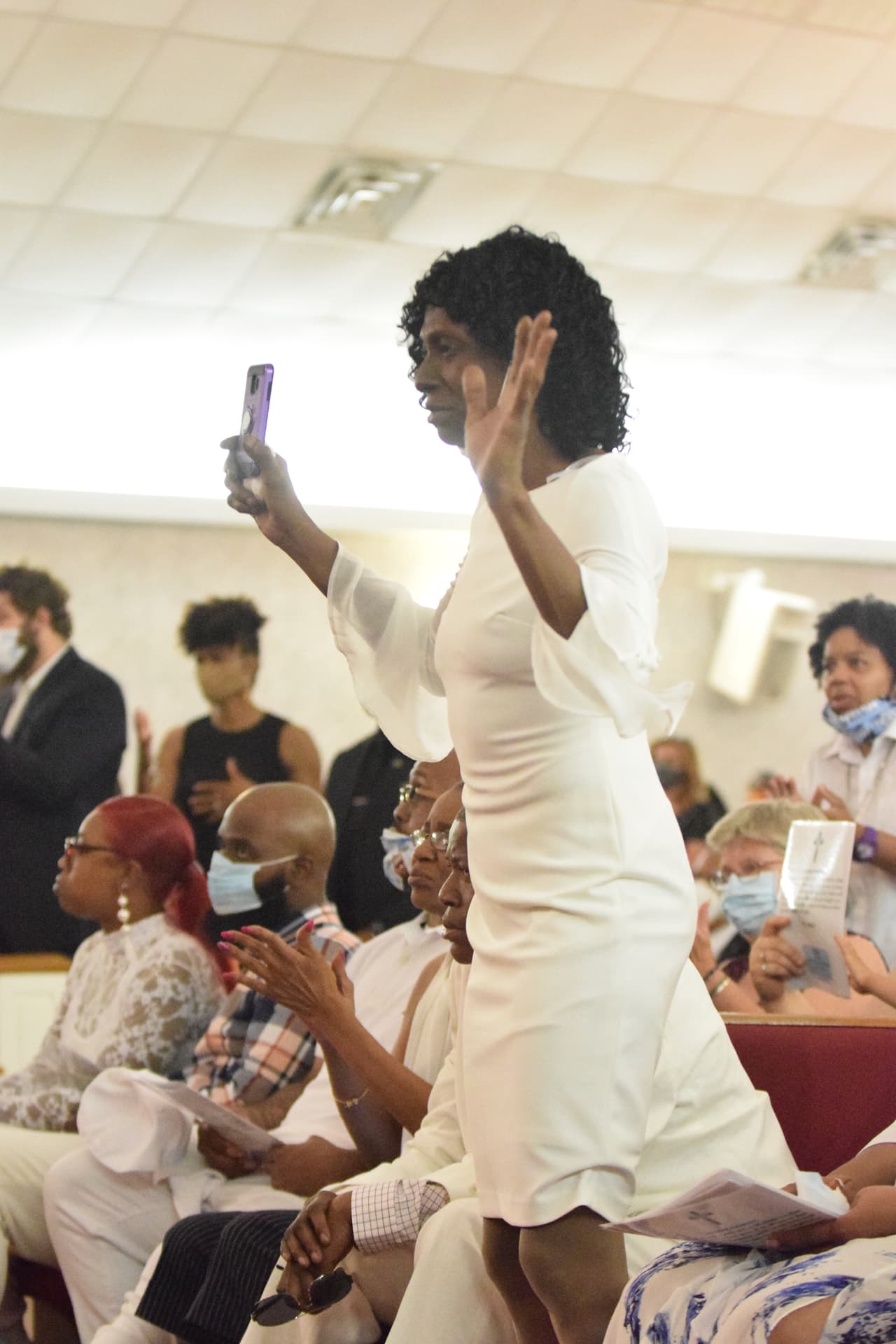 Una de las hermanas de George Floyd no pudo contener el llanto durante el tributo.