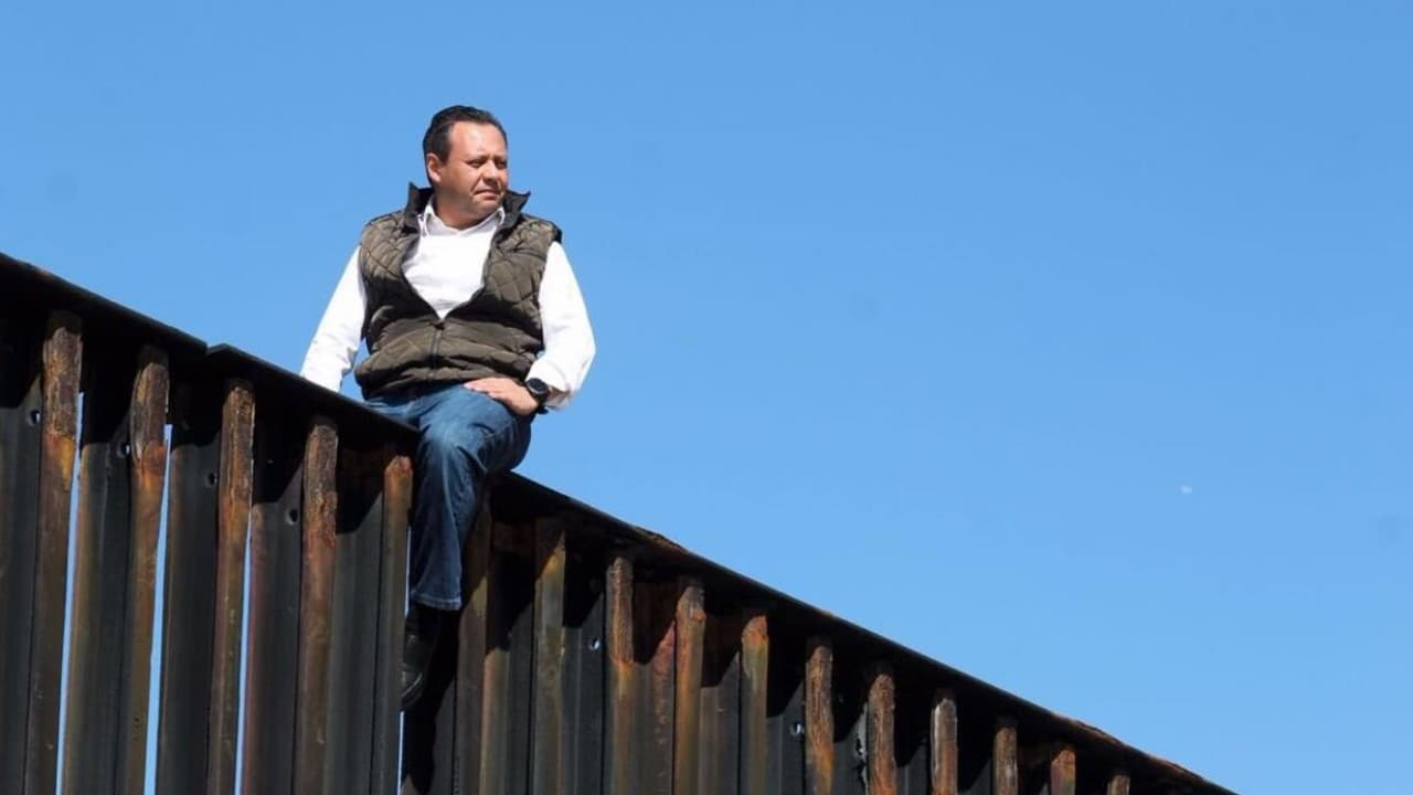 Un diputado mexicano escala la valla fronteriza para decirle a Trump que su muro "es absurdo"
