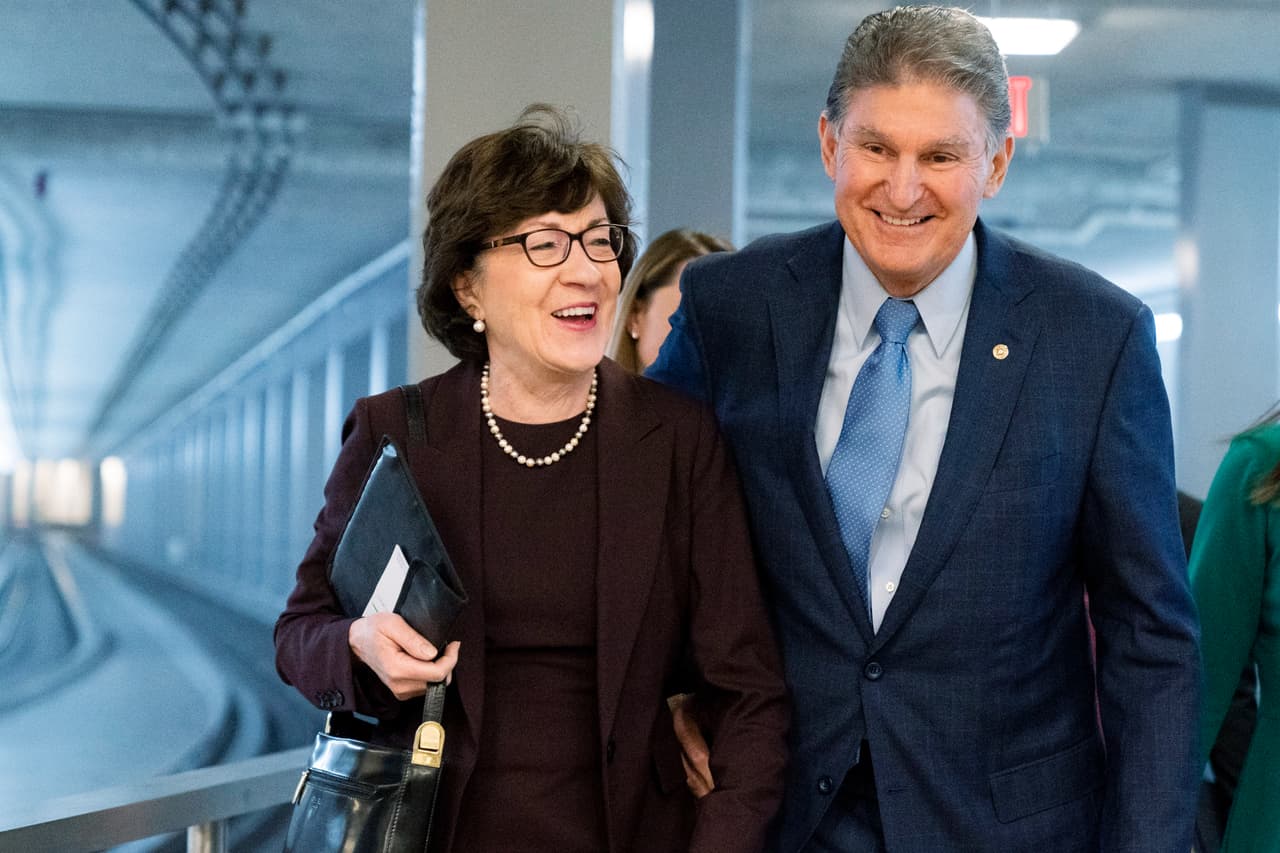 La senadora Susan Collins, republicana de Maine, junto al senador Joe Manchin, demócrata de West Virginia, a la derecha.