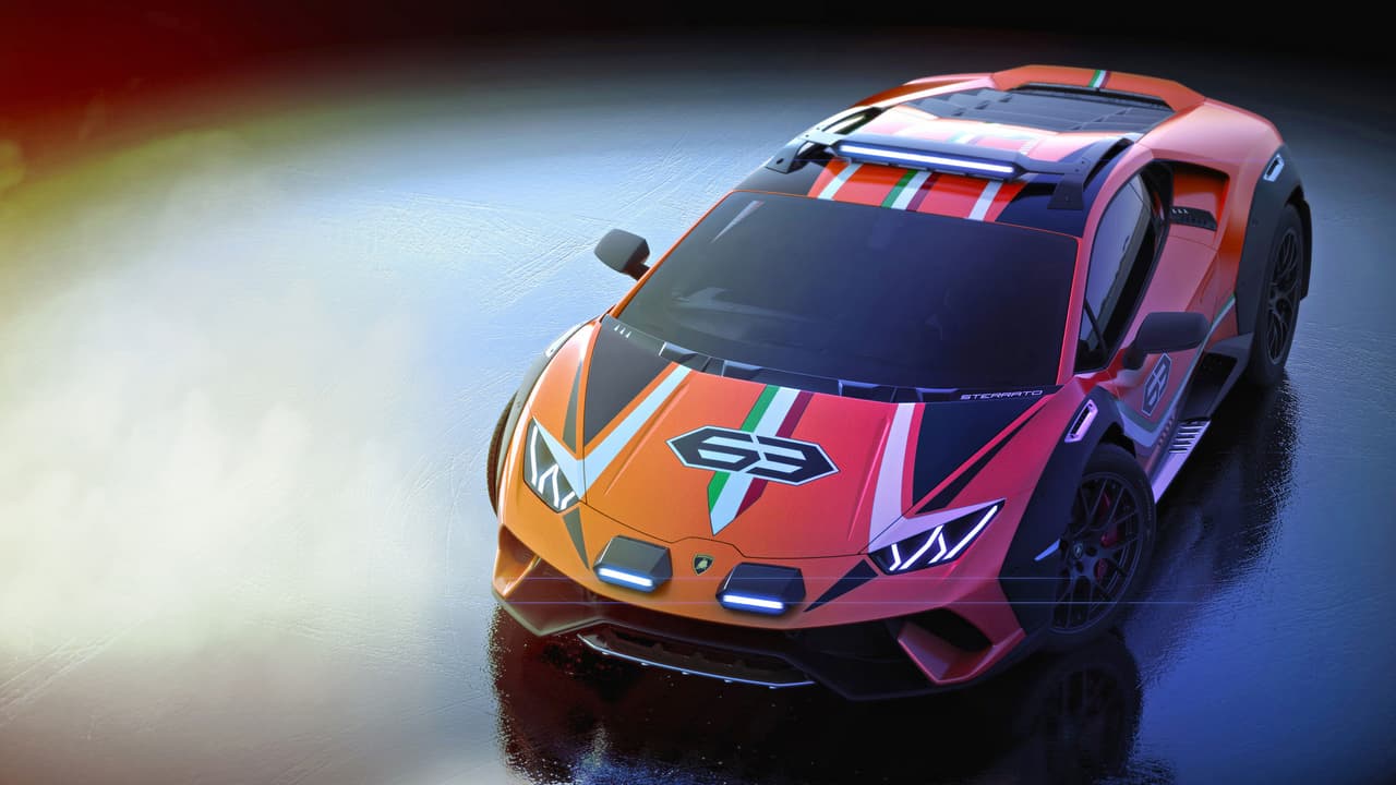 Como era de esperarse en un carro de rally, han instalado una barra de luces en el techo y otras dos hexagonales unidades en el capo.