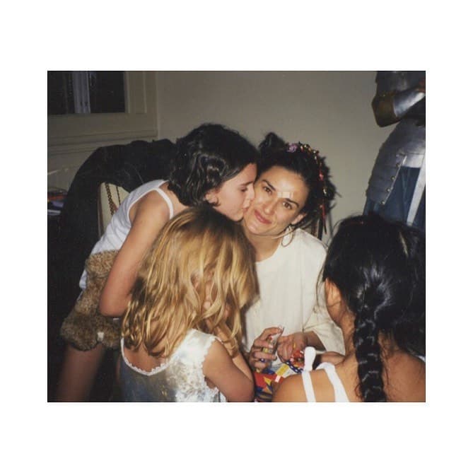 Al respecto, dijo que la manera en que enfrenta la "negatividad" es a través de fotografías de su infancia en las que aparece junto a su padre y su madre, las cuales aseguró que le sirven como recordatorio cuando se siente al borde de pensamientos y comportamientos negativos.