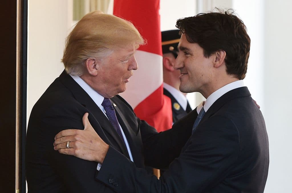 Imagen muestra un artículo falso que dice que el primer ministro de Canadá Justin Trudeau “promete una intervención militar si Trump se niega a dejar el cargo”