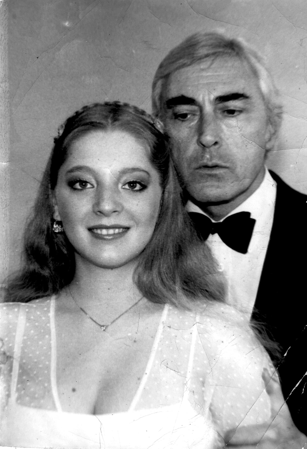 El actor Guillermo Murray es de origen argentino, sien embargo se siente mexicano por llevar más de 60 años en el país azteca donde debutó en el cine con la película 'El mundo de los vampiros' en 1960 y desde entonces enamoró la pantalla con su porte y galanura. De ahí brincó a la televisión mexicana, esta fotografía es de la novela 'Flor y Canela' que protagonizó a lado de Edith González en 1980.