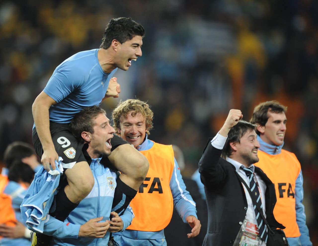 Aún así, Luis Suárez fue el más querido en Uruguay por una mano que fue parte de toda una polémica, cuatro años antes de que el mordisco a un rival lo pusiera en el centro de un escándalo en Mundial.