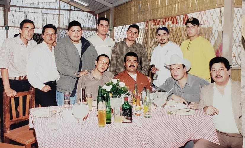 Entre ambos primos existían solo tres años de diferencia. Valentín Elizalde, quien murió a los 27 años, era muy unido a 'Tano'. De hecho, en algunos de los corridos, llegó a mencionarlo en ciertas frases. 
<br>