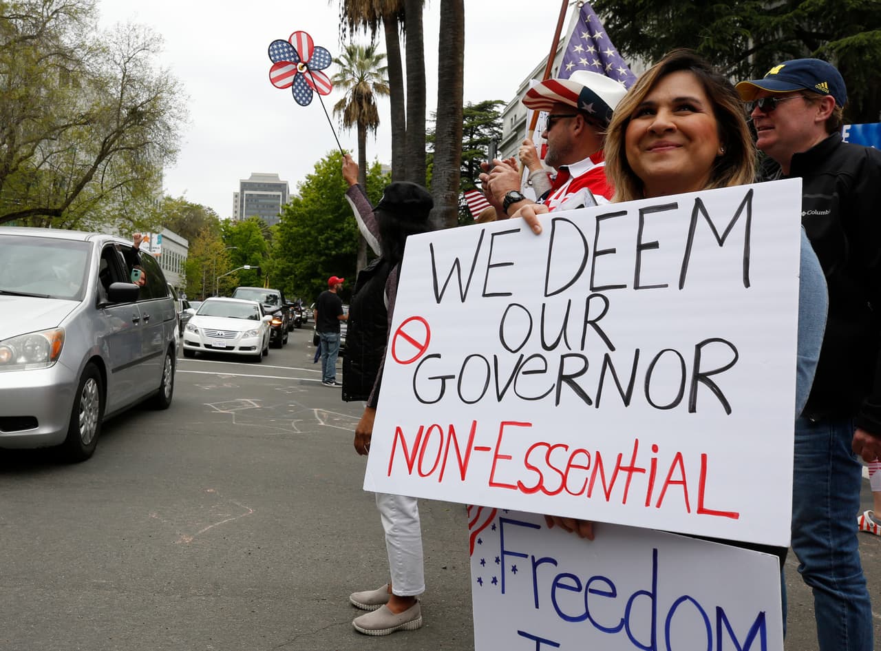 "Consideramos a nuestro gobernador no esencial", decía un mensaje dirigido a Gavin Newsom, quien firmó una orden ejecutiva el 19 de marzo para cerrar a muchos negocios no considerados esenciales y que los residentes permanezcan en sus casas. (AP/Rich Pedroncelli)