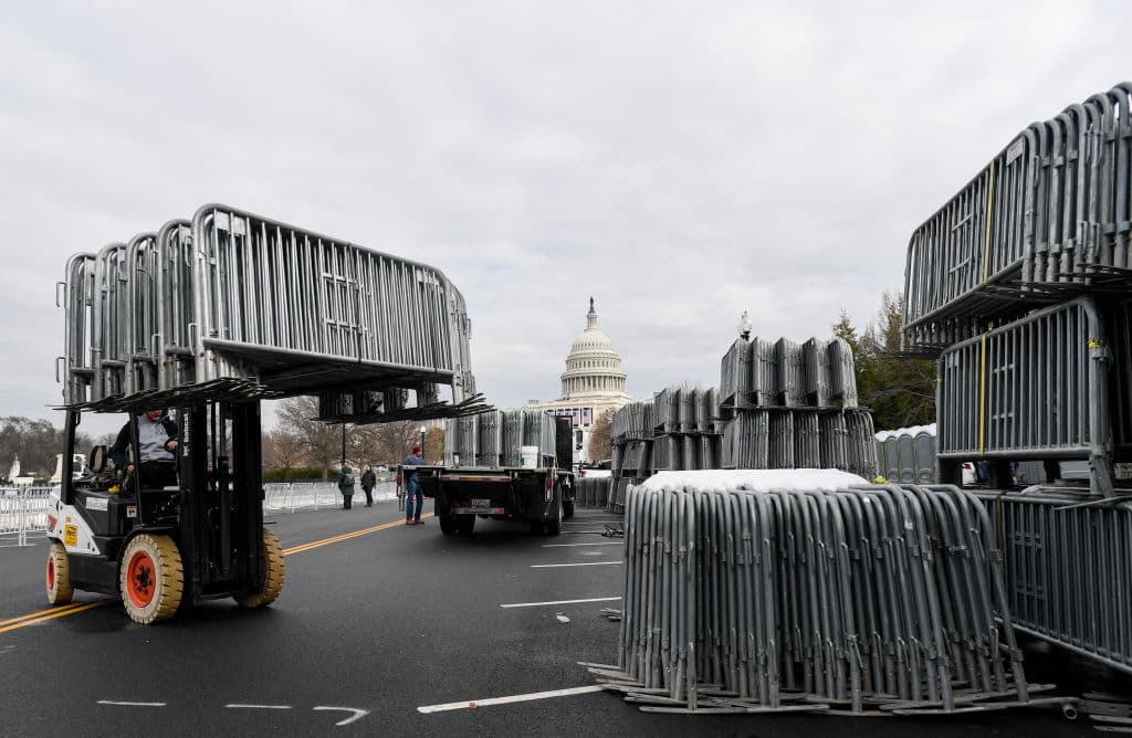 La decisión contrasta con ceremonias anteriores: en 2009, Barack Obama prestó juramento con 28 grados Fahrenheit (-2 grados Celsius), mientras que Biden lo hizo hace cuatro años con una temperatura de 42 grados Fahrenheit (5.5 grados Celsius).
