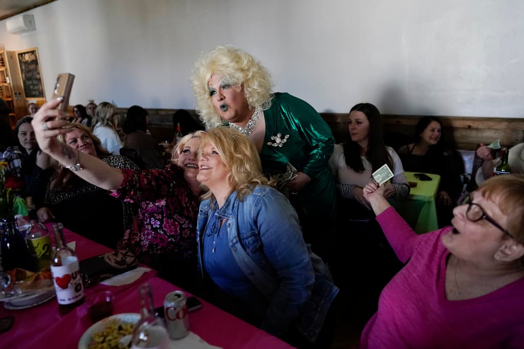 La familia drag Daniels disfruta de algún tipo de exuberancia casi todos los fines de semana. Las actuaciones drag son populares en bares, restaurantes, salas de bingo y jardines en esta zona rural incluso a pesar de que los políticos quieren restringirlas.