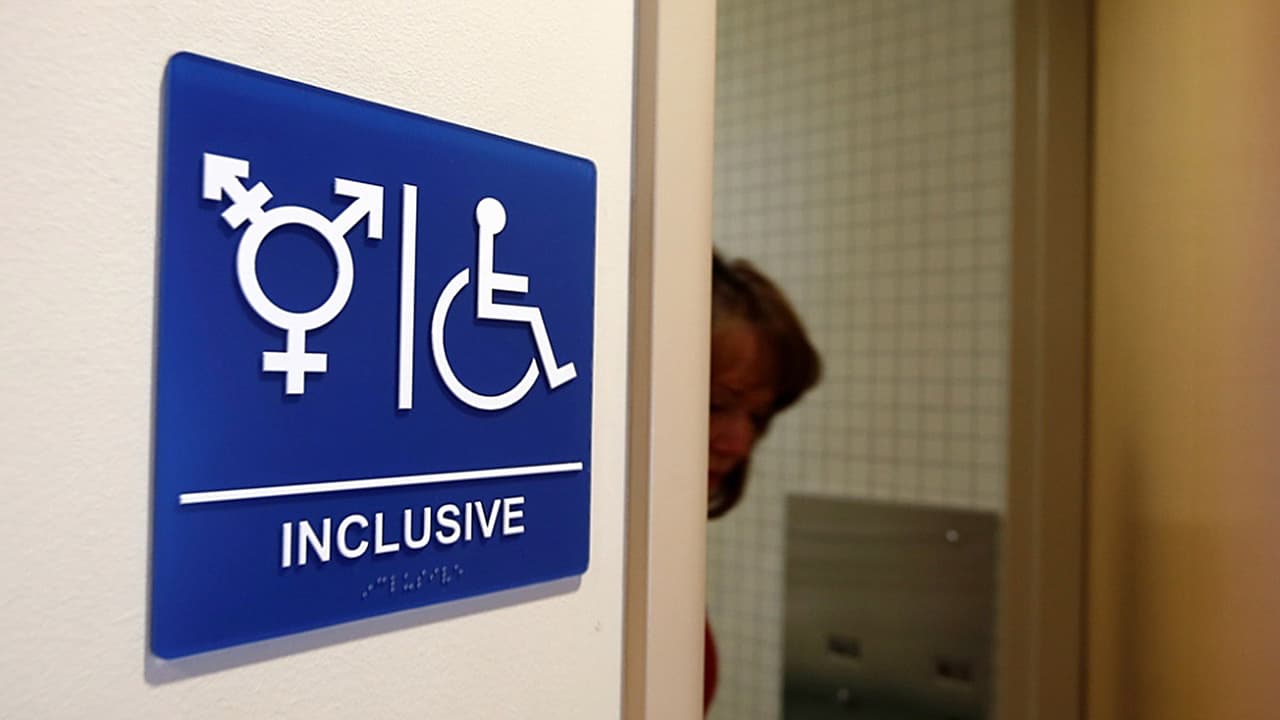 Carolina del Norte y el gobierno federal inician una batalla por la "ley de baños"