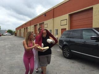 Raúl de Molina se preparó para su gran batalla en el ring del boxeo contra Carlitos el Productor. Y su entrenadora Ximena Cordoba estuvo allí apoyándolo todo el tiempo.