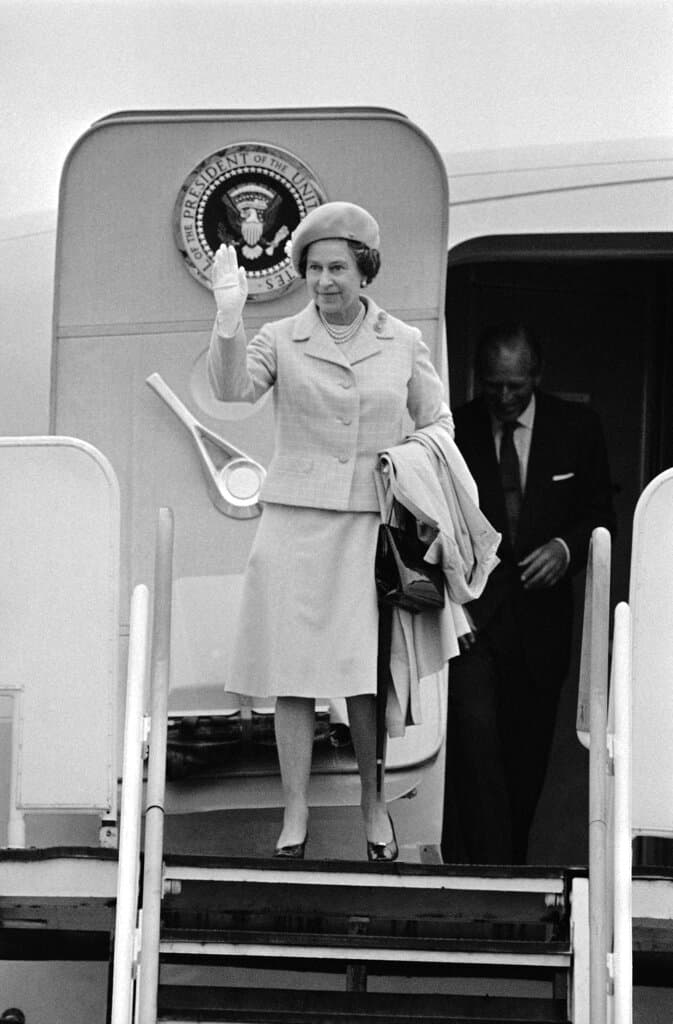 La reina Isabel II saluda a los californianos que la esperaban en el Long Beach. La monarca llegaba de un vuelo corto desde Palm Springs, la tarde del domingo 27 de febrero de 1983.