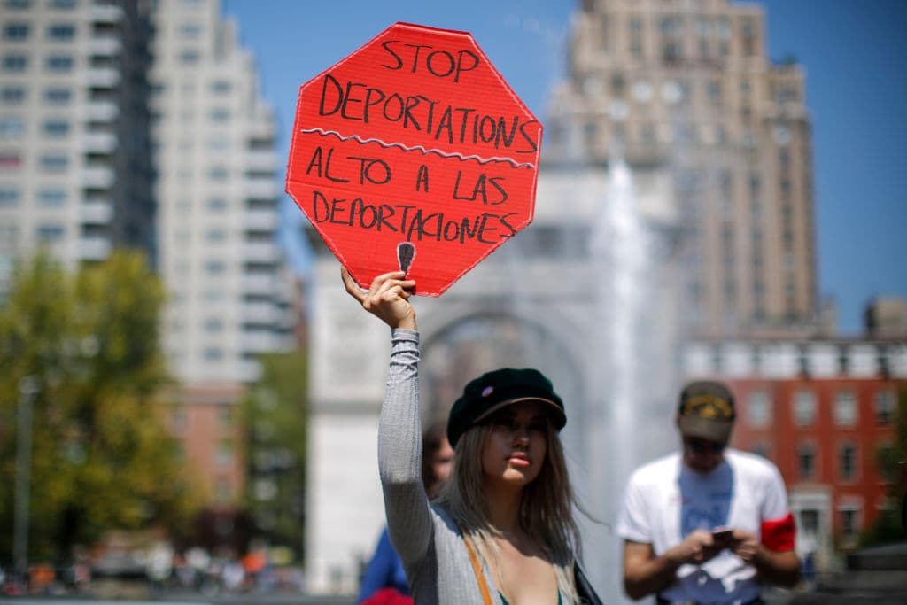 Las pancartas de "Alto a las deportaciones" no podían faltar en manifestaciones como estas.