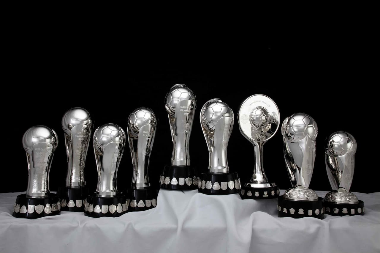 La gama de trofeos que se entregan en las distintas categorías del futbol mexicano.