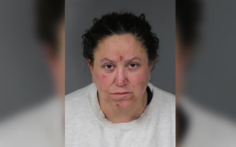 Arrestan a una madre en California por morder y asfixiar a su hija en un intento de "exorcismo"